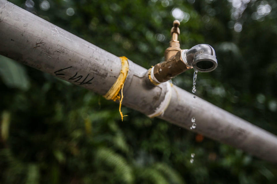 A total of 1,196,457 Air Selangor account holders in 1,292 areas in the Klang Valley experienced an unscheduled water disruption after four Sungai Selangor WTPs ceased operations due to contamination on Monday. — Picture by Hari Anggara