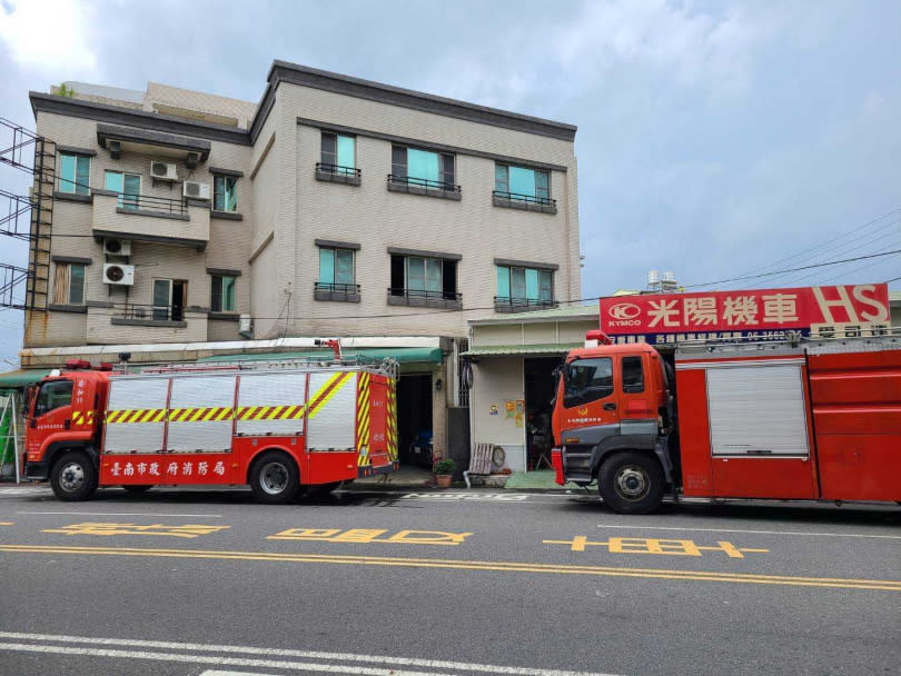 警消獲報住宅火警後，前往馳援。（圖／警方提供）