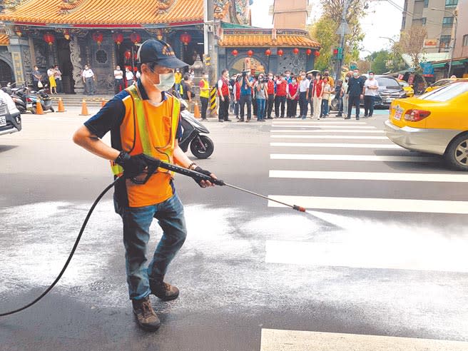 圖為新北市長侯友宜13日到中和區視察環境清消作業。（王揚傑攝）