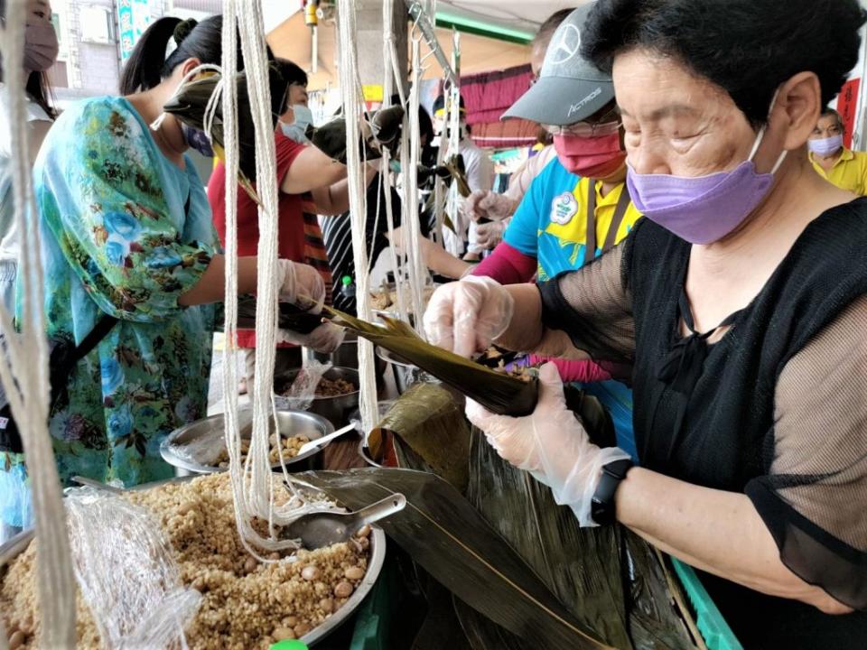 市府經發局到白河傳統市場舉辦包粽體驗。（經發局提供）