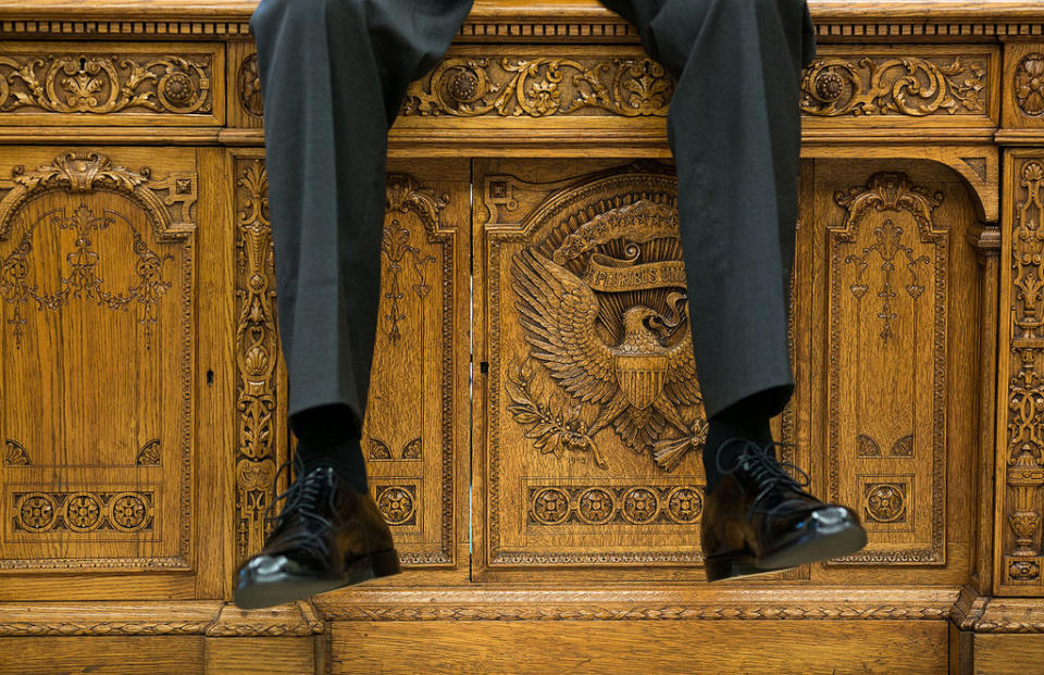 <p>1. Oktober 2015: Ein Blick auf die Details des "Resolute Desk"-Tischs im Oval Office - aufgenommen während eines Gesprächs des Präsidenten mit seinen Mitarbeitern. </p>