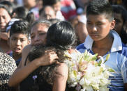 <p>Familiares de algunos de los 14 fallecidos tras la caída de un helicóptero en Santiago Jamiltepec, en el estado de Oaxaca, México, reciben el saludo de amigos y vecinos durante las ceremonias fúnebres. (AFP | ALFREDO ESTRELLA) </p>