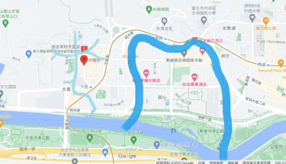 網友找出1945年前舊地圖，與現今地圖比對，粗藍線為過去基隆河舊河道，一旁淺藍色過去則是低窪地、也正是這次大直塌陷地點。（翻攝PTT）