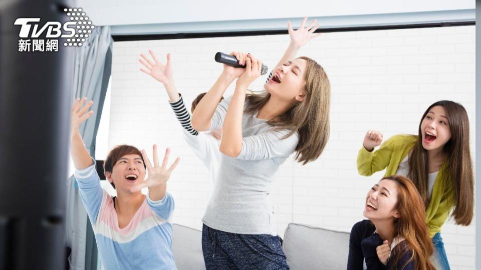 外界關心降二級非同住家人是否能至家中歡唱。（示意圖／shutterstock達志影像） 