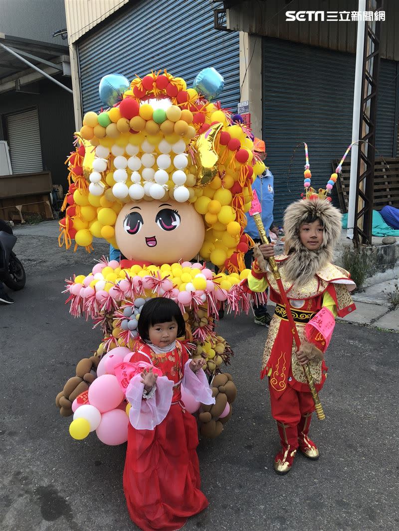 三姊弟為白沙屯媽祖進香，變裝孫悟空、哪吒、小媽祖。（圖／記者鄭尹翔、林宥村攝影）