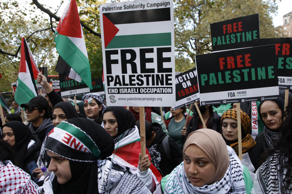 Manifestantes con banderas y pancartas marchan en apoyo a los palestinos en Londres, sábado 21 de octubre de 2023. Los letreros dicen "Libertad a Palestina. Terminar la ocupación israelí". La guerra entre Hamas e Israel sigue remeciendo al mundo. (AP Foto/David Cliff)