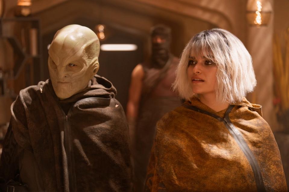 Elias Toufexis as L\’ak and Eve Harlow as Malinne Ravel of the Paramount+ original series STAR TREK: DISCOVERY. Photo Credit: Marni Grossman /Paramount+