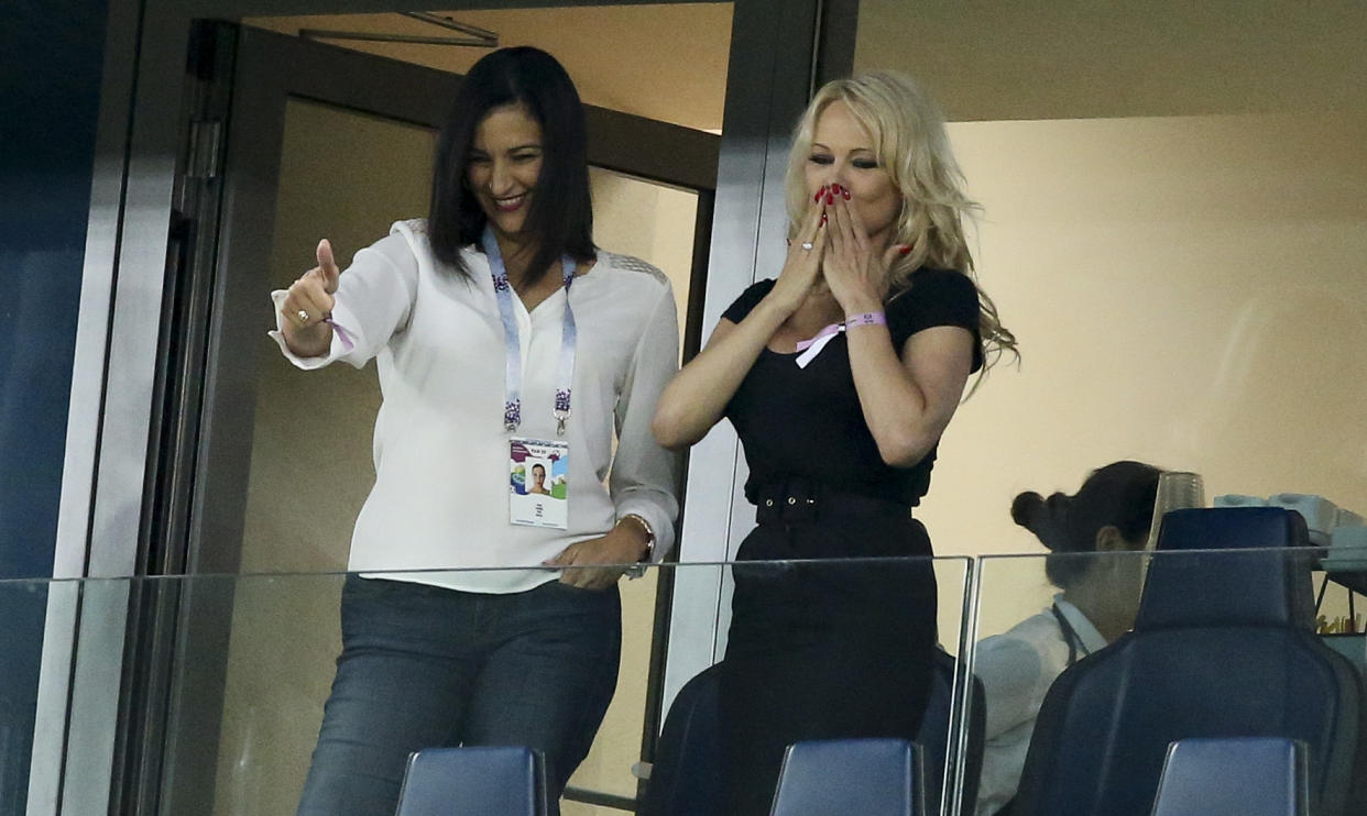 Pamela Anderson no quiso perderse un solo partido de Francia, donde juega su prometido Adil Rami, en el Mundial Rusia 2018. Allí lució su sortija de compromiso. Foto: Getty Images