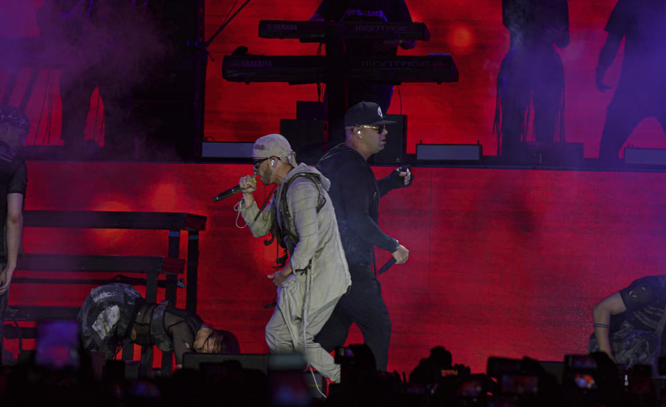 El dúo puertorriqueño de reggaetón Wisin & Yandel durante el primer concierto de su gira del adiós en la Ciudad de México el jueves 25 de agosto de 2022. (Foto AP/Fernando Llano)