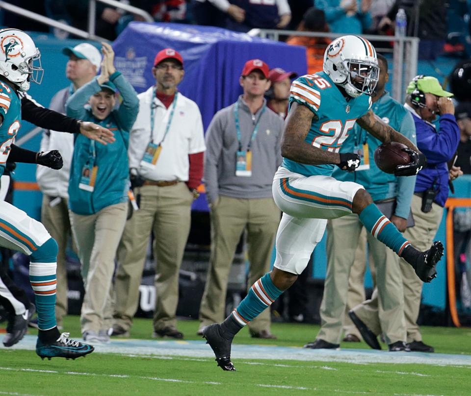 Xavien Howard celebrates his interception against Thom Brady.