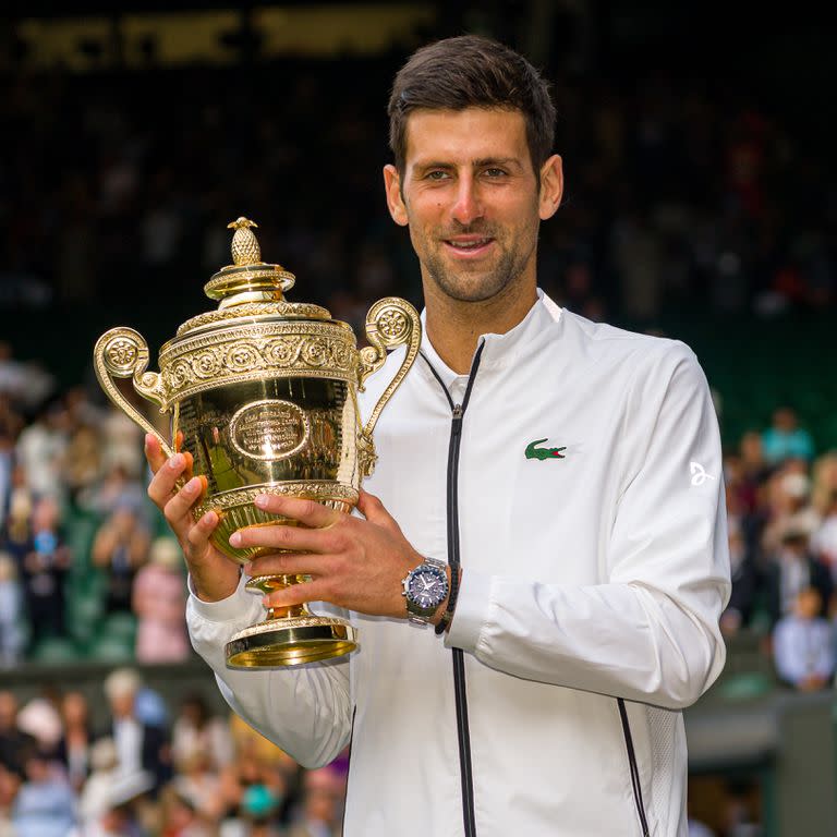 Novak Djokovic y el trofeo de campeón: ganó cinco veces en el All England