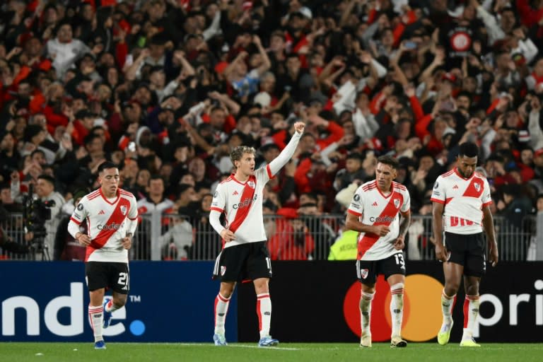 Facundo Colidio (2-I) celebra un gol de River Plate en la Copa Libertadores ante Nacional de Uruguay el 11 de abril de 2024 en Buenos Aires (Luis ROBAYO)