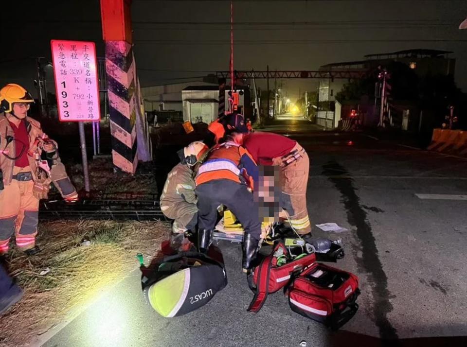 賓士車上2男均失去呼吸心跳。（圖／翻攝畫面）