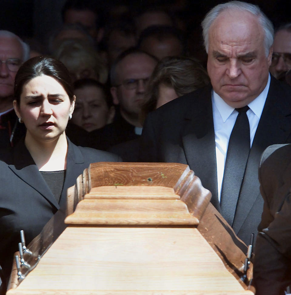 <p>Former German Chancellor Helmut Kohl (R) and his daughter-in-law Elif follow the coffin of Hannelore Kohl after a memorial service at the Speyer cathedral July 11, 2001. Hannelore Kohl, who was 68, took her own life last week after a long illness. She had suffered from a rare allergy to light that forced her to stay in darkened rooms for the last 15 months of her life. (Kai Pfaffenbach/Reuters) </p>