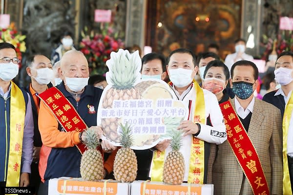 福德正神聖誕昨（十四）日新北市長侯友宜特頒感謝牌予深丘及埔墘福德宮認購鳳梨、高麗菜助弱勢。（記者蘇春瑛攝）