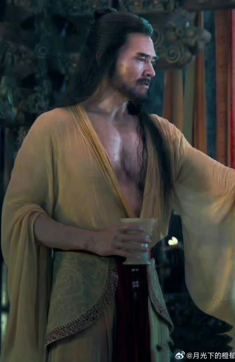 費翔在《封神第一部：朝歌風雲》飾演紂王，結實好身材全都露。（圖／翻攝微博）