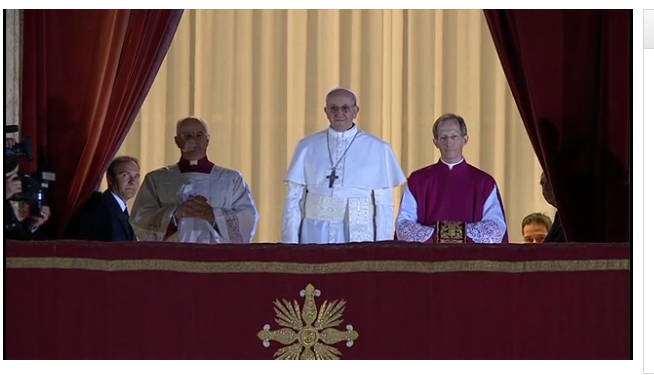 Imágenes tomadas de vídeo del momento en el que aparece el nuevo pontífice Francisco I, en el balcón de la Capilla Sixtina, en el Vaticano.