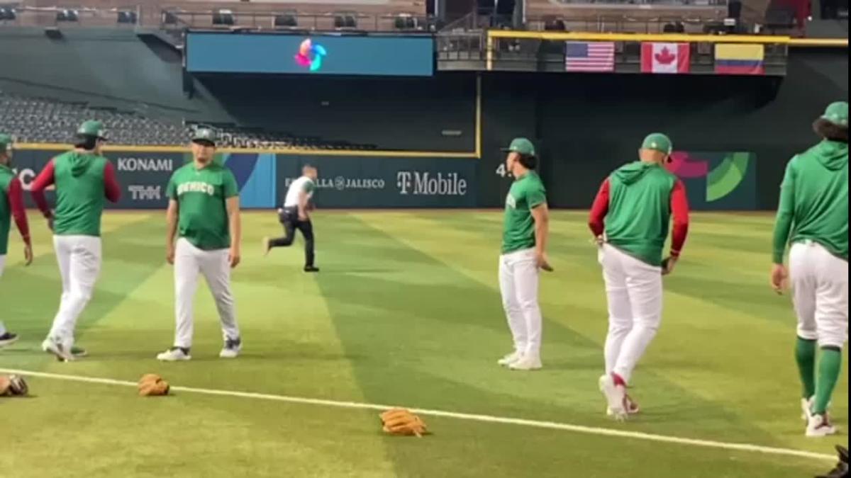 Arizona Diamondbacks and Team Mexico outfielder Alek Thomas stretches with  team Friday