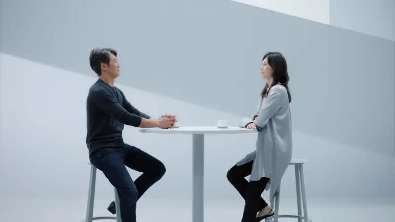 ▲反町隆史（左）與松嶋菜菜子婚後首度同框拍廣告，這也是他們睽違21年在螢光幕前合體。（圖／推特）