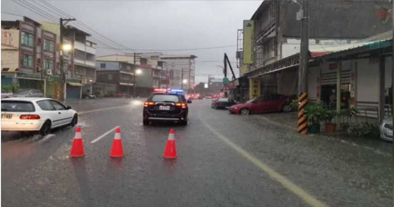 高雄市區各地傳積水消息，警進行路面管制。（圖／讀者提供）