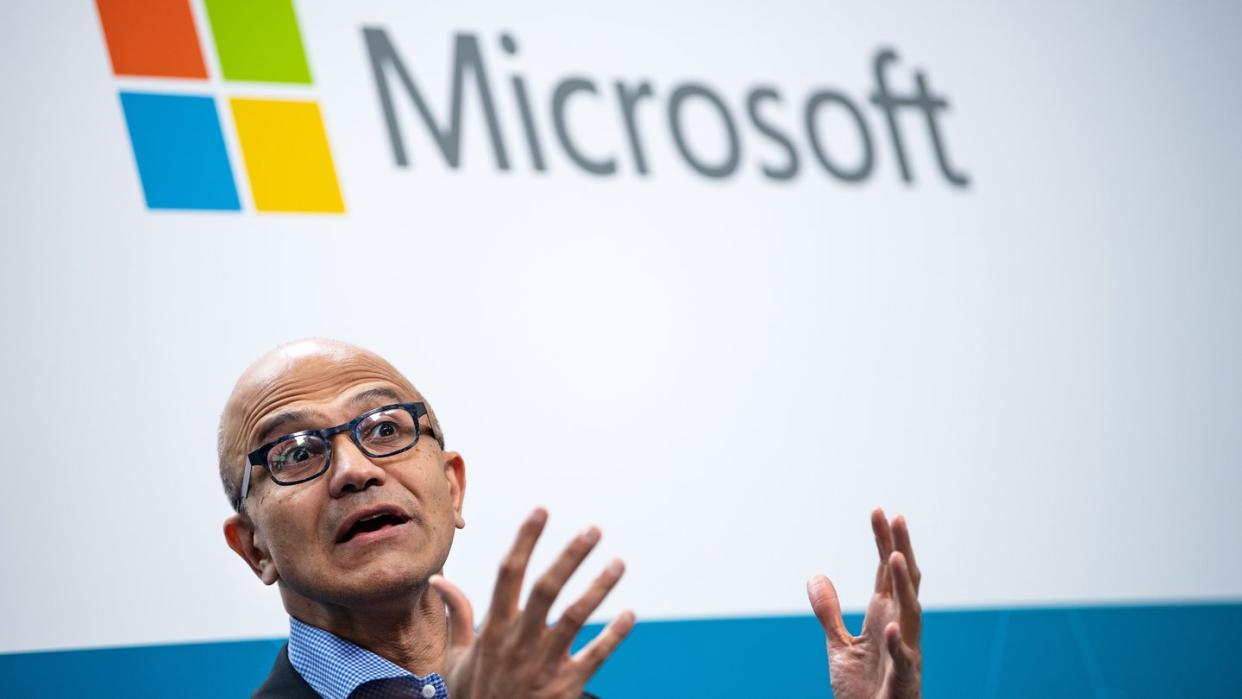 Microsoft-Chef Satya Nadella ist für die Entwicklerkonferenz Build diesmal allein in einem Büro.