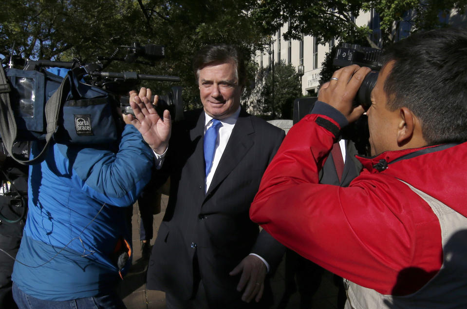 Paul Manafort makes his way past photographers as he walks from Federal District Court in Washington on Monday. (Photo: Alex Brandon/AP)