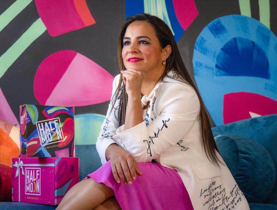 Pilar Guzmán, CEO y fundadora de Half Moon Empanadas, en la fábrica en Little Haiti donde se hacen las empanadas que se venden en tiendas de Miami, y en aeropuertos de Estados Unidos. Guzmán fue incluida en la lista de Female Founders 250, de la revista Inc., que reconoce a 250 mujeres innovadoras en el mundo empresarial.