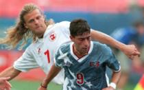 <p>Und wer hatte nun die Längsten? Heißer Tipp: Alain Sutter, WM-Teilnehmer 1994 mit der Schweiz. Man will sich gar nicht ausmalen, wie lang der Flügelstürmer seinerzeit nach Spielschluss noch am Föhn gestanden haben muss. (Bild: Ben Radford)</p> 