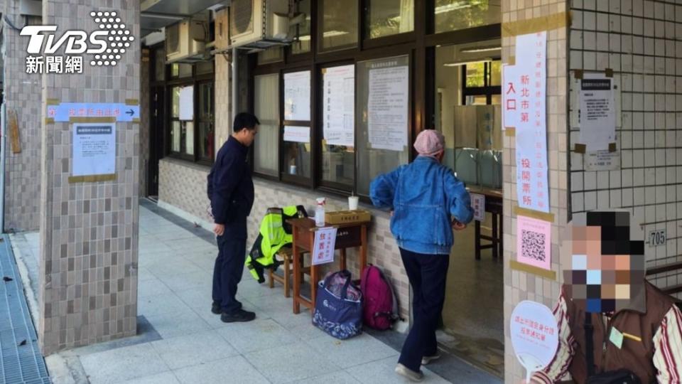 板橋男子撕毀選票遭警方帶回。（圖／TVBS）