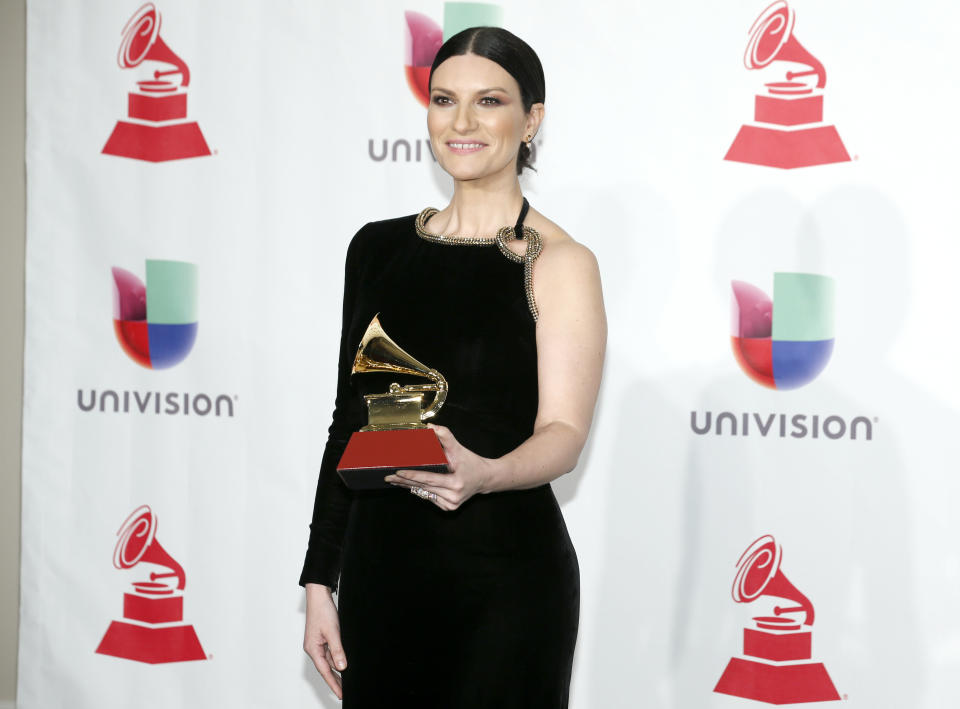 ARCHIVO - Laura Pausini posa en la sala de prensa con el premio a mejor álbum vocal pop tradicional por "Hazte sentir" en los Latin Grammy el 15 de noviembre de 2018 en el MGM Grand Garden Arena en Las Vegas. Pausini fue anunciada como Persona del Año 2023 de la Academia Latina de la Grabación el 31 de mayo de 2023. Pausini será reconocida en noviembre en Sevilla, España. (Foto Eric Jamison/Invision/AP, archivo)