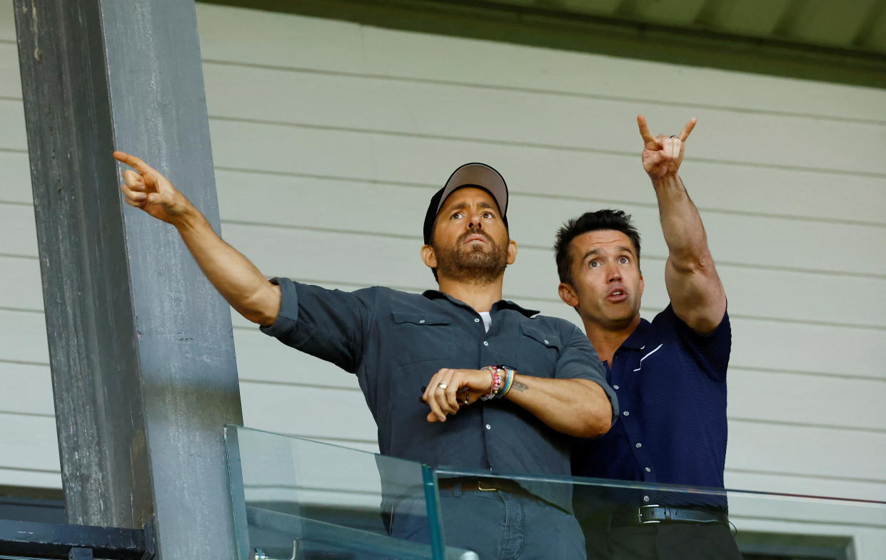 Los copropietarios de Wrexham, Ryan Reynolds y Rob McElhenney, antes de un partido. (Foto: Reuters/Andrew Boyers)