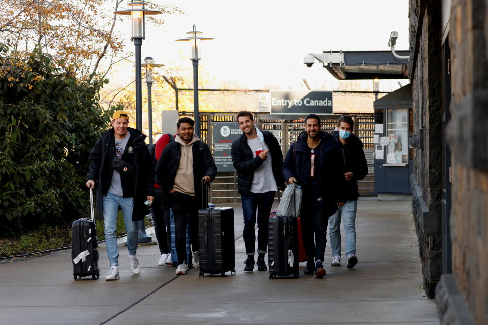 <p>A group of tourists who crossed the Rainbow bridge by foot enter the U.S. from Canada, as the U.S. reopens air and land borders to fully vaccinated travellers for the first time since coronavirus disease (COVID-19) restrictions were imposed, in Niagara Falls, New York, U.S. November 8, 2021. REUTERS/Lindsay DeDario</p> 