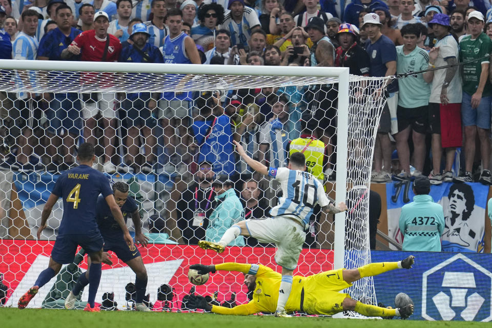 Lionel Messi de Argentina anota el tercer gol de su equipo durante el partido de fútbol final de la Copa del Mundo entre Argentina y Francia en el Estadio Lusail en Lusail, Qatar, el domingo 18 de diciembre de 2022. (AP Foto/Natacha Pisarenko )