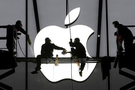 Workers prepare for the opening of an Apple store in Hangzhou, Zhejiang province, January 23, 2015. REUTERS/Chance Chan