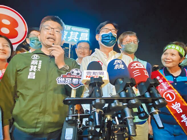 高雄市長陳其邁（右三）18日陪同民進黨台中市長候選人蔡其昌（左前）到大慶夜市掃街拜票。（張妍溱攝）