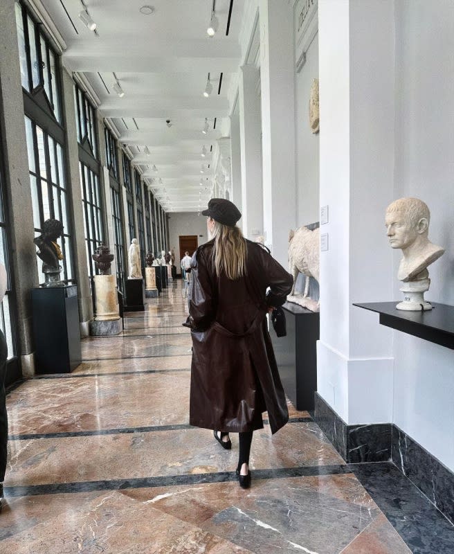 Hande Erçel y sus amigas recorrieron la sala de escultura: Galería Jónica del Museo del Prado