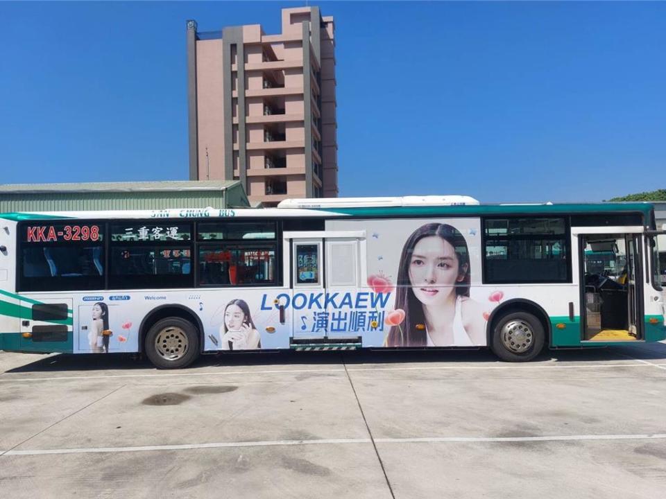 「泰國石原聰美」之稱的新人演員Lookkaew近期將來台開粉絲見面會，台北市265線公車上就被刊登「Lookkaew welcome to China」的字樣。（台北市議員洪婉臻提供／劉彥宜台北傳真）