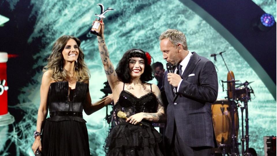 Mon Laferte con premiación