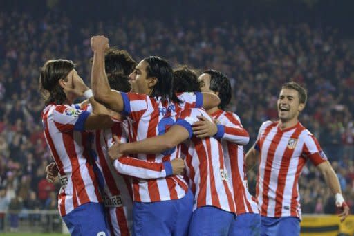 Los 'colchoneros' golearon 4-0 al Sevilla y se colocaron provisionalmente con los mismos puntos que el líder FC Barcelona, que cierra la jornada en el campo del Levante. (AFP | Pedro Armestre)