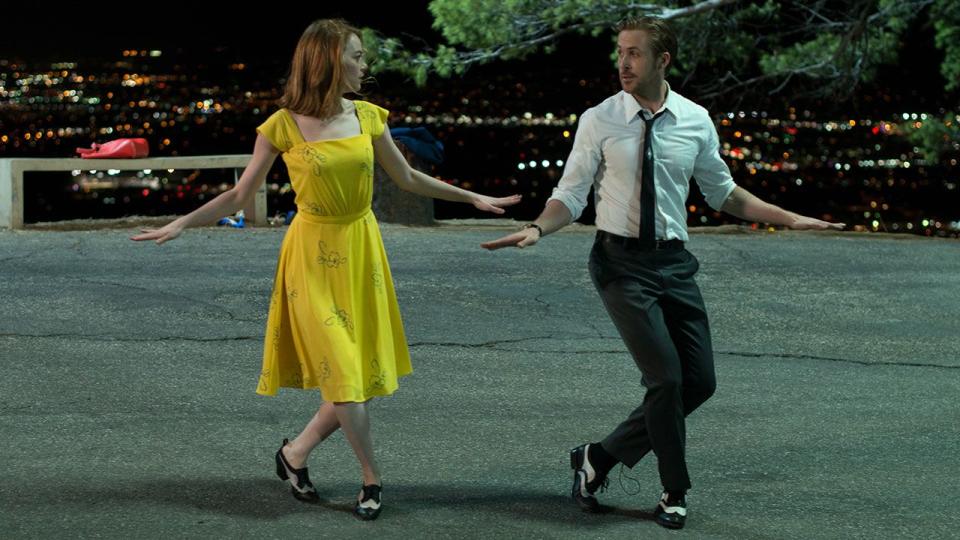 <p>Der zweite Spielfilm von "Whiplash"-Regisseur Damien Chazelle ist erneut musical-orientiert, aber das ist auch schon alles, das der Film mit dem hinreißenden Oscar-prämierten Schlagzeug-Drama gemeinsam hat. "La La Land" ist ein Hollywood-Musical der alten Schule über Liebe, Träume und Jazz. Die Hauptdarsteller sind Ryan Gosling und Emma Stone - und der Film ist ein Spitzenkandidat für diverse Auszeichnungen. (Bild: Lionsgate) </p>