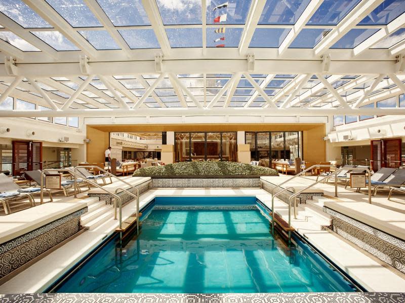 Das Pooldeck der «Viking Sea» soll fast genauso aussehen wie auf dem Schwesterschiff «Viking Star». Foto: Viking Cruises