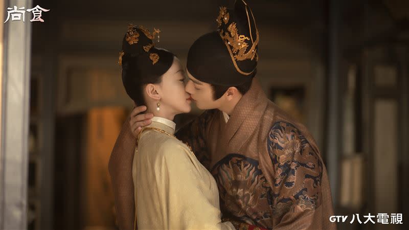 吳謹言（左）和許凱（右）劇中有浪漫吻戲。（圖／八大提供）