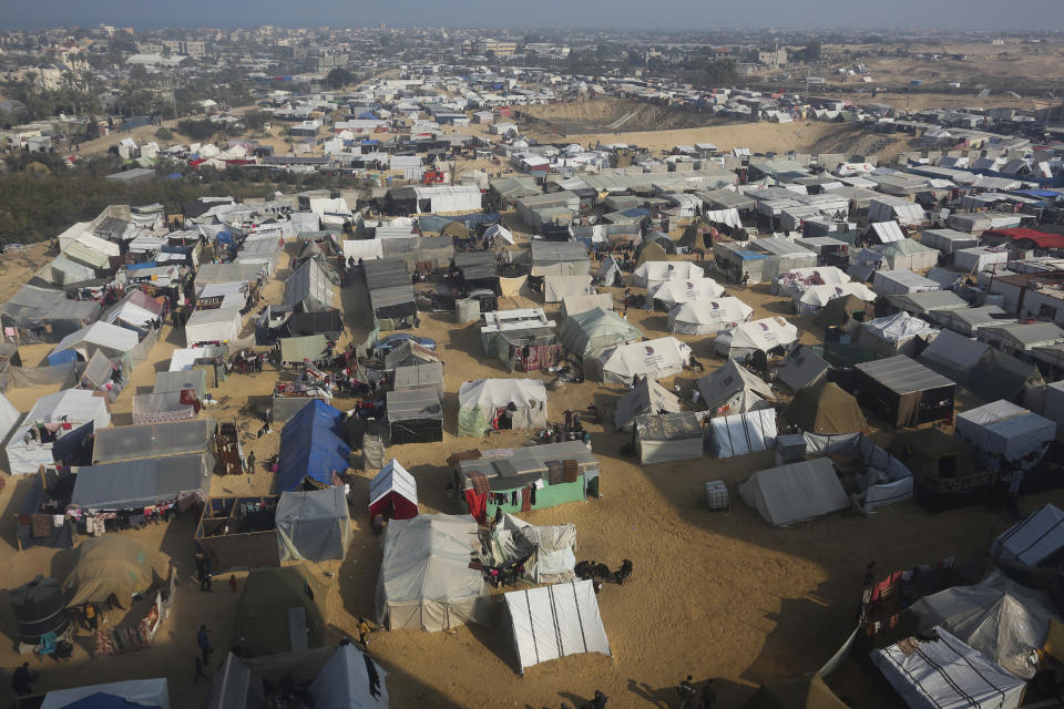 En la imagen, vista del campamento improvisado para palestinos que huyen de los bombardeos israelíes sobre Gaza, en Muwasi, en el sur del enclave, el 1 de enero de 2024. (AP Foto/Hatem Ali)
