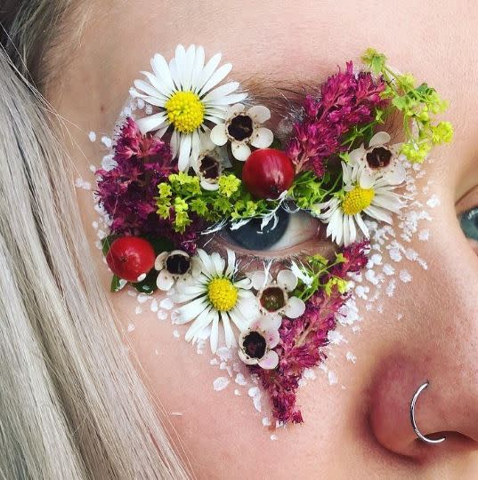 Die Künstlerin steht sich selbst immer Modell für ihre eigenen Kreationen. Hier eine Blümchenwiese in Herzform. Foto: Instagram (@makeupisart_x)
