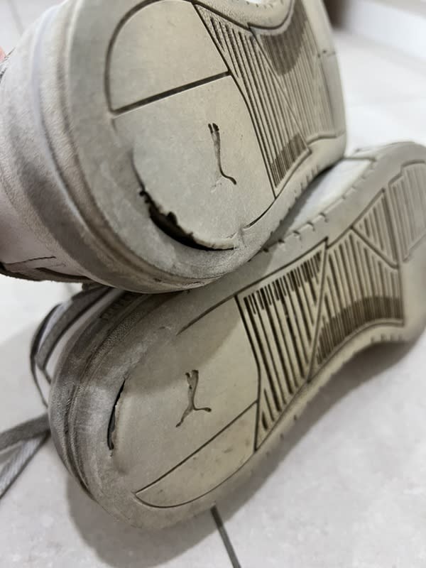 李坤城秀出近日徒步拜票，鞋底磨破斷裂照片。   圖：取自李坤城臉書