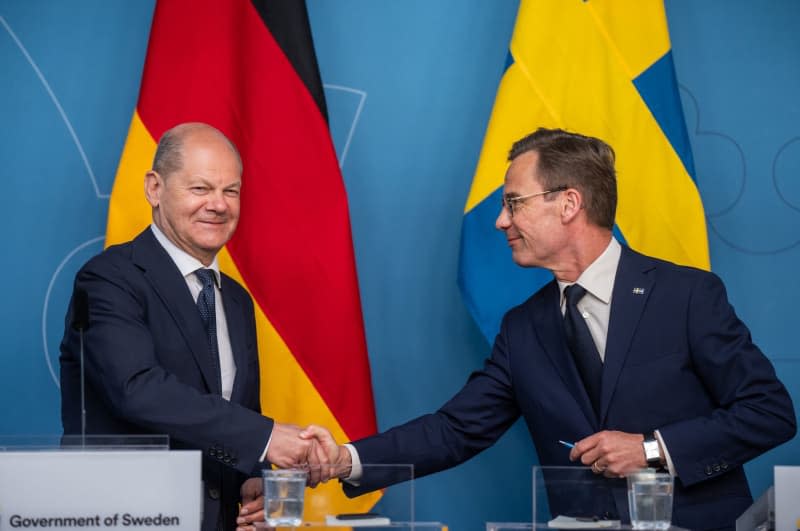 German Chancellor Olaf Scholz and Prime Minister of Sweden Ulf Kristersson, shake hands at the end of their joint a press conference in Stockholm. Michael Kappeler/dpa