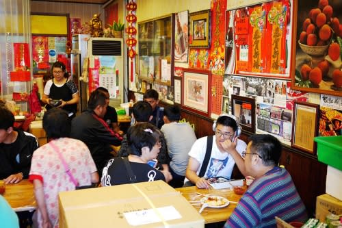 【金門離島食記】榕榕園拉麵館 牛肉麵 山外里 │金湖鎮：在地馳名麵好湯鮮肉大塊老店～陽光金門麵線與牛肉麵的絕妙搭配！還有招牌肉醬拌麵絕不能錯過～神秘香辣醬到此一遊必嘗！