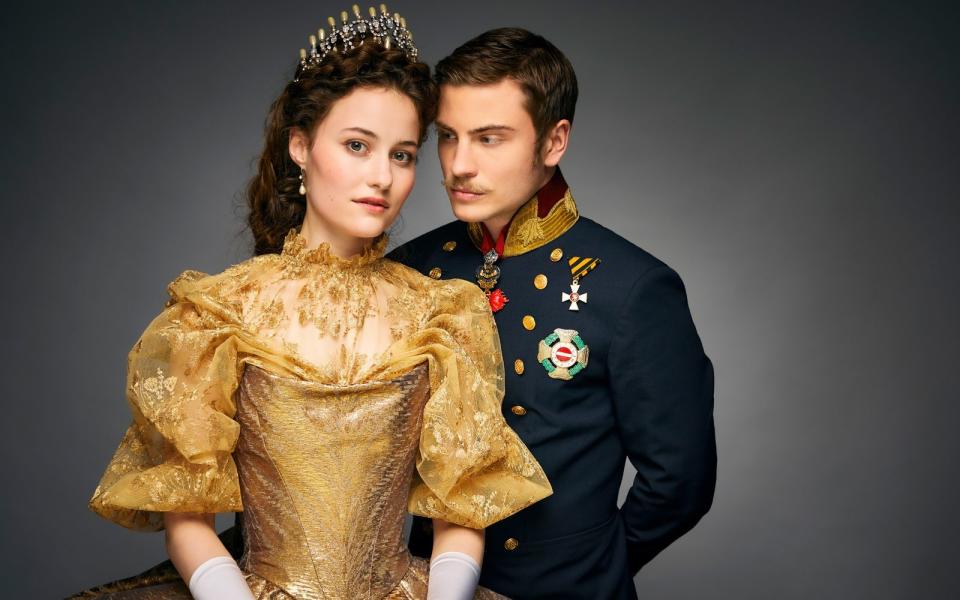 Sisi (Dominique Devenport) und Franz (Jannik Schümann) sind ein wahres Kult-Paar. Die TVNOW-Serie "Sisi" will nun die Liebesgeschichte der jungen Monarchen erzählen.  (Bild: TVNOW / Story House Pictures / René Arnold)