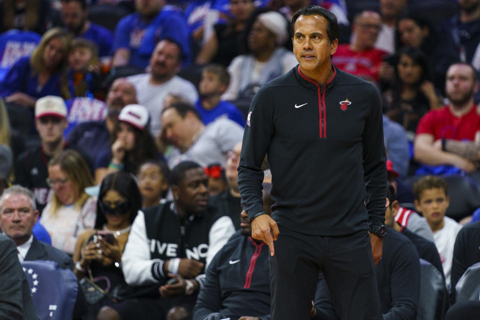 El entrenador del Heat de Miami Erik Spoelstra durante el primer tiempo del partido contra los 76ers de Filadelfia, el 6 de abril de 2023. (AP Foto/Chris Szagola)