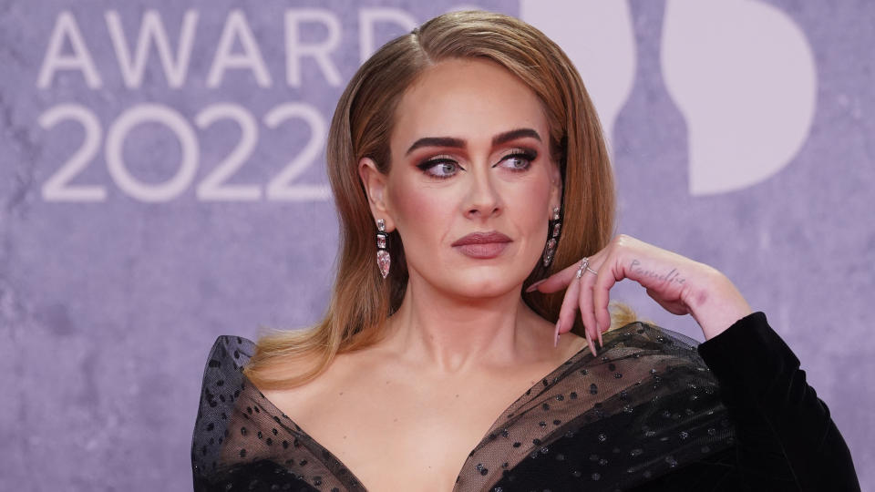 La cantante británica Adele posa en la alfombra roja a su llegada a los BRIT Awards 2022 en Londres el 8 de febrero de 2022. (NIKLAS HALLE'N/AFP vía Getty Images)